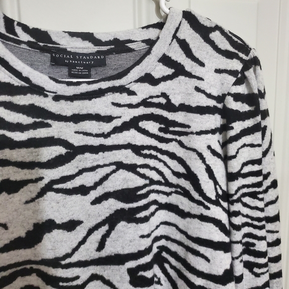 Social Standard by Sanctuary, zebra print, gray and black, sweatshirt Top Medium - Picture 2 of 6
